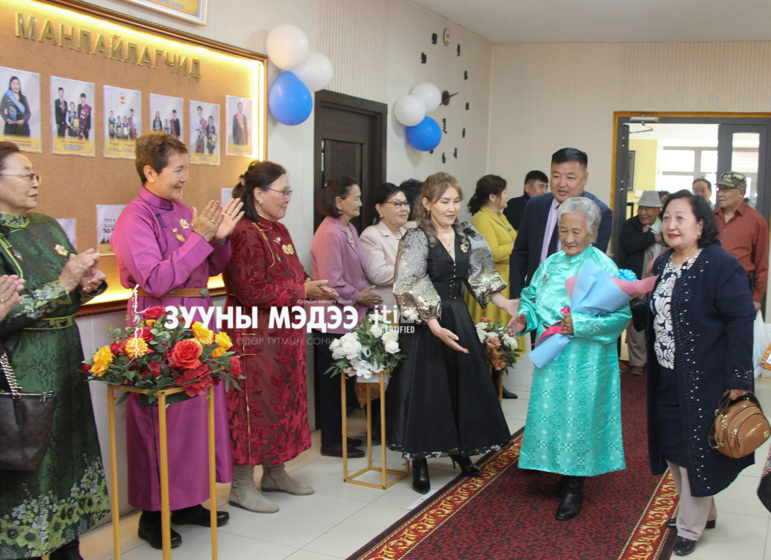 Эрдмийн оргилд оюуны хүчээр түмнийг хүргэгч багш алдрыг магтъя